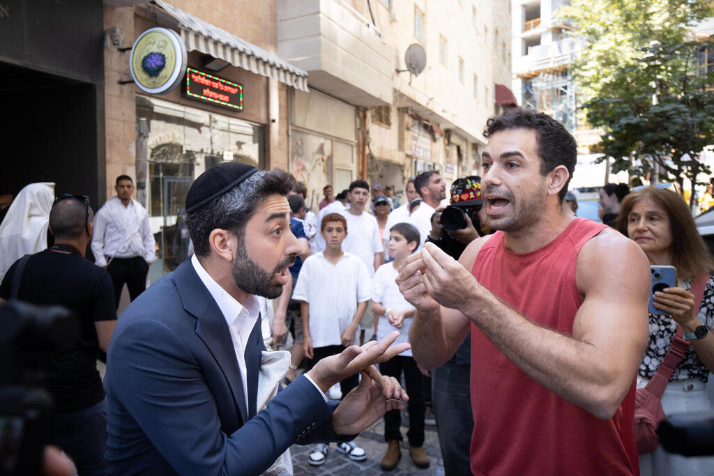ויכוח מול קפה בסמטה בירושלים (צילום: אלכס קולומויסקי) ויכוח מול קפה בסמטה בירושלים