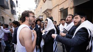 המפגינים, היריקות והקללות: ניר צדוק עשה שבת בקפה בסמטה, המעוז החדש של מלחמת הדת