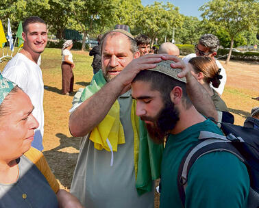 עוז רובין עם הוריו ישי ובתיה