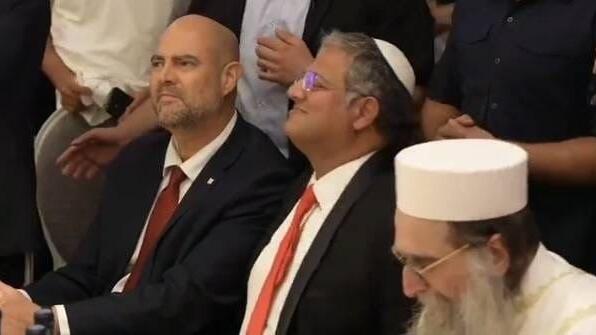 שרים, ח"כים ויועצים: הפוליטיקאים שוב נוהרים לרב המפורסם לקראת הבחירות