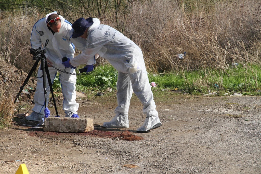 מז"פ בזירה שבה התגלתה גופתה של נגר. למה האבן שבה הרג רושרוש את תהילה נותרה בזירה? (צילום: זהר שחר) מז"פ בזירה שבה התגלתה גופתה של תהילה נגר ז"ל