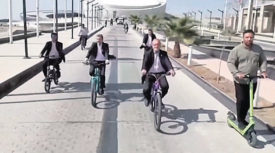 מסעוד פזשכיאן רוכב על האופניים (צילום: מהאינסטגרם) מסעוד פזשכיאן רוכב על האופניים