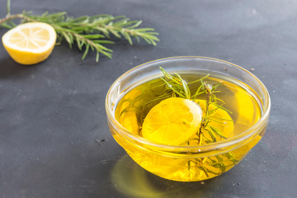 עדיף להשאיר בסלט (תמונה: Shutterstock/Dalaifood) שמן זית ולימון
