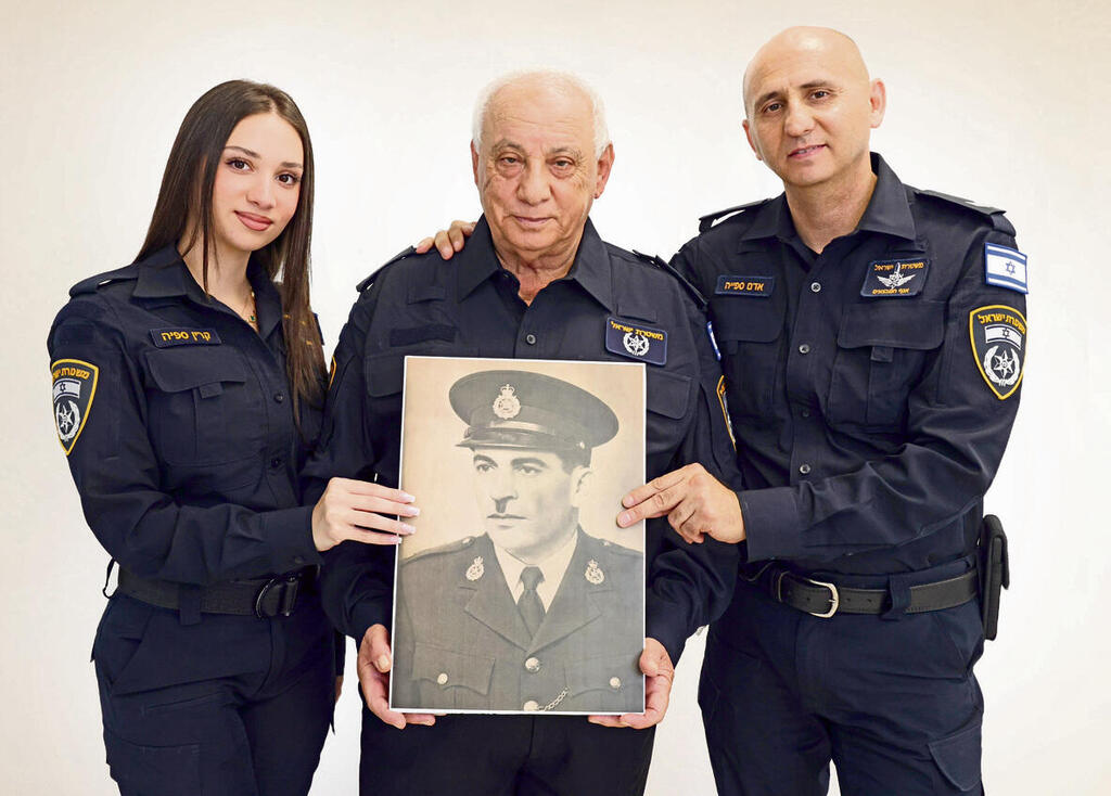 אדהם, אחמד וקרין עם תמונת הסבא־ רבא (אלעד גרשגורן) אדהם, אחמד וקרין עם תמונת הסבא־ רבא