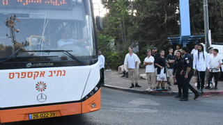חרדים חוסמים אוטובוסים בשבת, חילונים יוצאים ל"תהלוכות": המאבק על צביון צפת