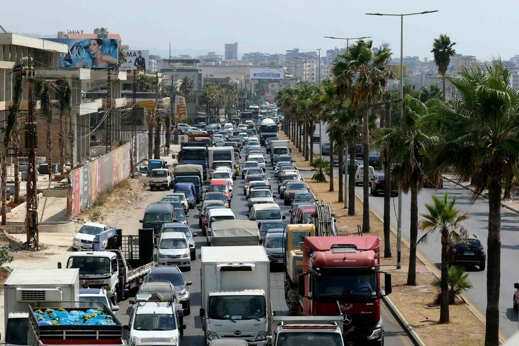 Southern Lebanese heading north after the strikes (Photo: Mahmoud ZAYYAT / AFP) תושבים נמלטים מדרום לבנון