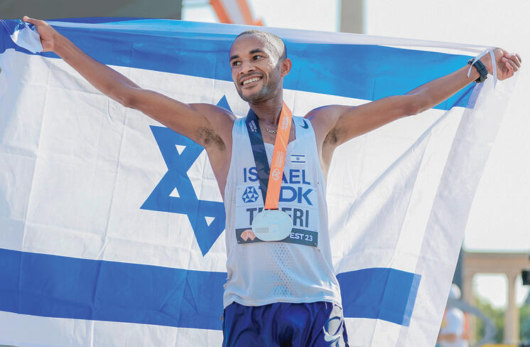 מארו טפרי עם מדליית הכסף מאליפות העולם ב־ 2023 . רוצה להמשיך ברצף ההצלחות (Stephen Pond, Getty Images for World Athletics) מארו טפרי עם מדליית הכסף מאליפות העולם ב־ 2023 . רוצה להמשיך ברצף ההצלחות