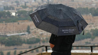 גשם נדיר באוגוסט: מהצהריים בצפון, בלילה במרכז – וחשש להצפות | התחזית המלאה