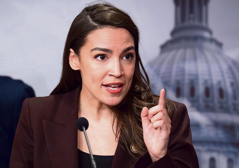 "נרגשת מהתמיכה". אוקסיו־קורטז (J. Scott Applewhite, AP Photo/J. Scott Applewhite) "נרגשת מהתמיכה". אוקסיו־קורטז