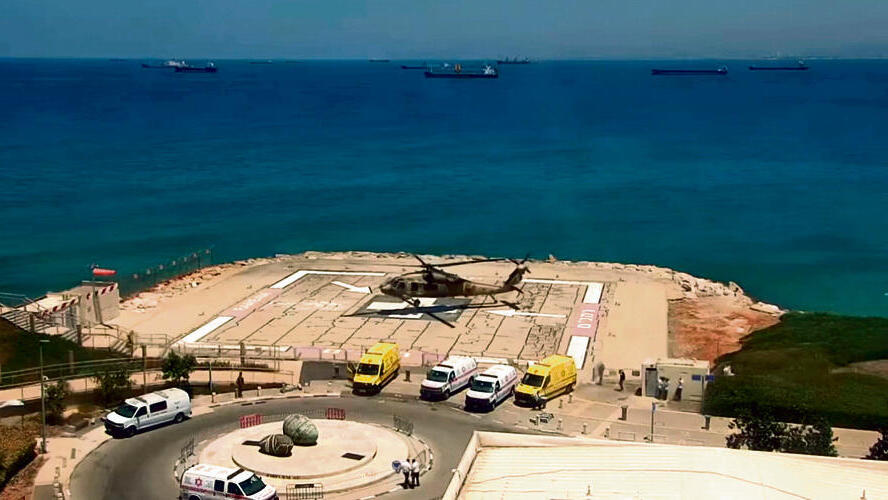 המסוק שפינה את דולב אמיר נוחת בחיפה | (דוברות רמב"ם) המסוק שפינה את דולב אמיר נוחת בחיפה |