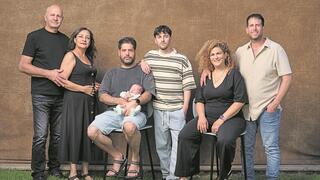 מימין לשמאל: אהד גריבסקי, בת חן גריבסקי (אסקוב), דוד לביא, איתי אמינוף והתינוקת רות דורותי לביא־אמינוף, ספא עבליני וסיימון עבליני