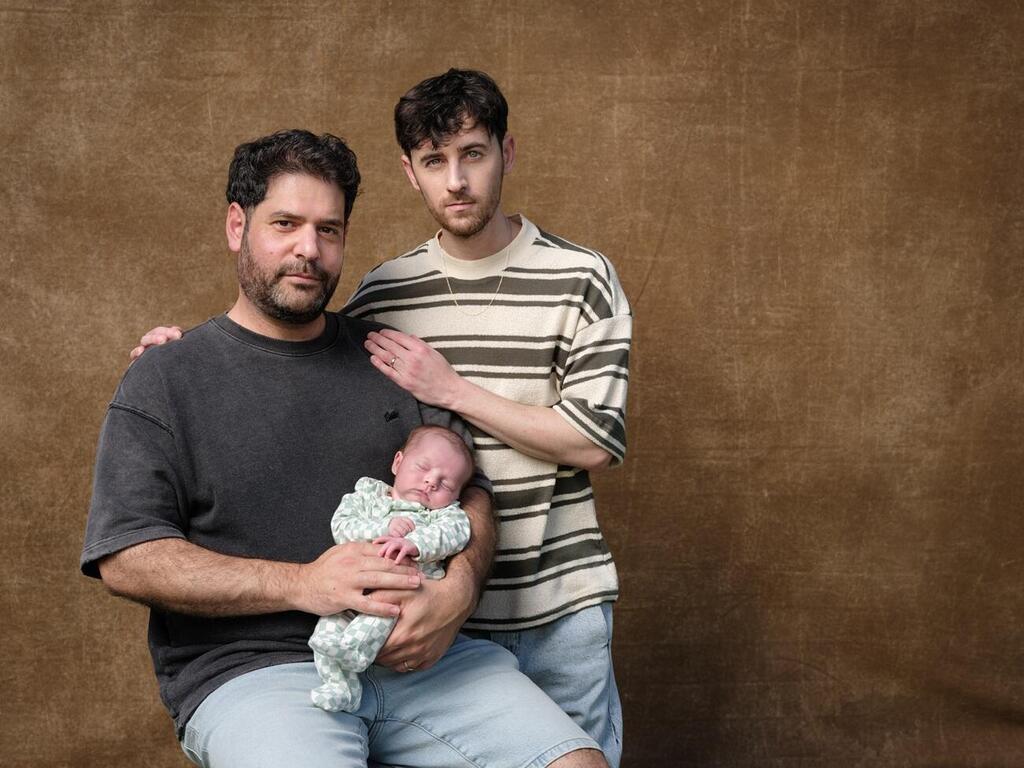 איתי אמינוף (משמאל) ובן זוגו דוד לביא, יחד עם התינוקת רות דורותי לביא־אמינוף (צילום: יונתן בלום) איתי אמינוף (משמאל) ובן זוגו דוד לביא, יחד עם התינוקת רות דורותי לביא־אמינוף