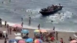 לעיני הרוחצים בחוף: עשרות מסתננים הגיעו בסירה – ורצו לתוך ספרד | תיעוד