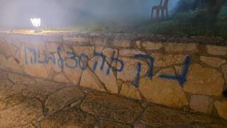 דיווחים פלסטיניים: מתנחלים שרפו רכב וריססו כתובות בעברית בכפר סמוך לשכם