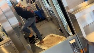 צפו: עובד רשת המזון הפופולרית תועד שוטף רגליו בכיור המטבח – וגרם לסערה