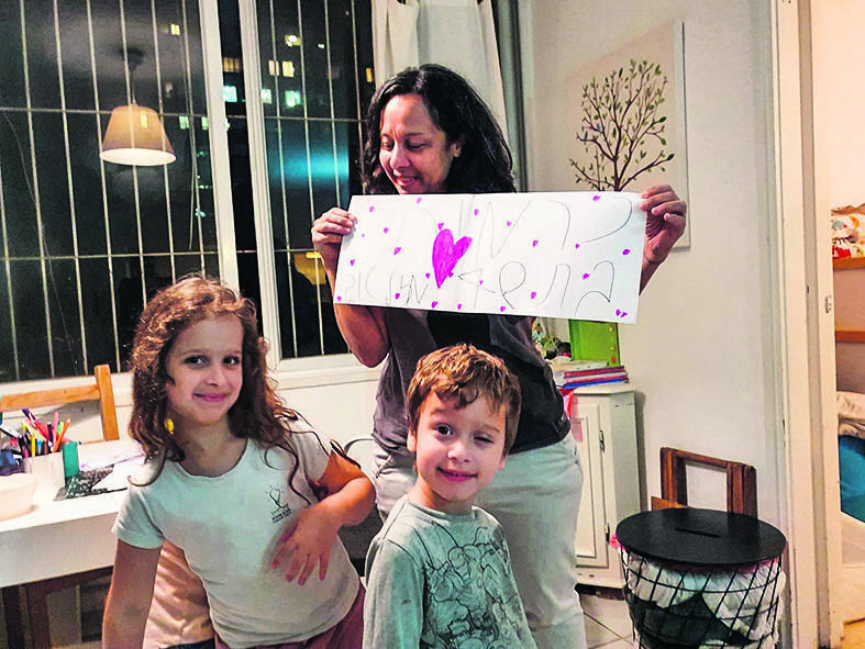 כרמית וילדיה בבית שנהרס (צילום: אלבום פרטי) כרמית מאירוביץ וילדיה, אביגיל ויהל