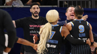 הזוי: עימות בין כדורסלן העבר לכוכבת ה-WNBA בגלל חולצה