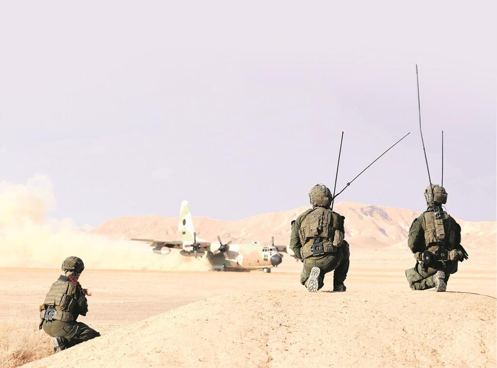 לוחמי יחידת ההנחתה הקדמית מנחיתים הרקולס באימון בדרום (צילום: גדי קבלו) לוחמי יחידת ההנחתה הקדמית מנחיתים הרקולס באימון בדרום