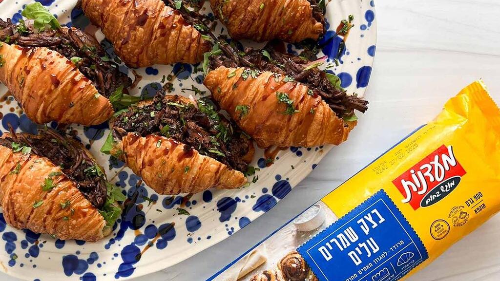 קרואסון בשר מפורק (צילום: רובי מיכאלי) קרואסון בשר מפורק