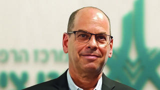 "אם לא תכוון גבוה תמיד תמצא את עצמך נמוך מדי"