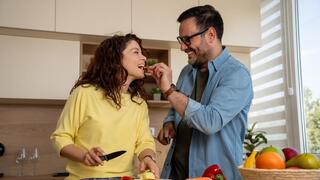 People Who Eat Alone: What Researchers Discovered in the Brain When the Opposite Seat Is Empty