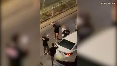 נהג התווכח עם קצינת שב”ס על חנייה – אחותה תקפה אותו באלות | תיעוד