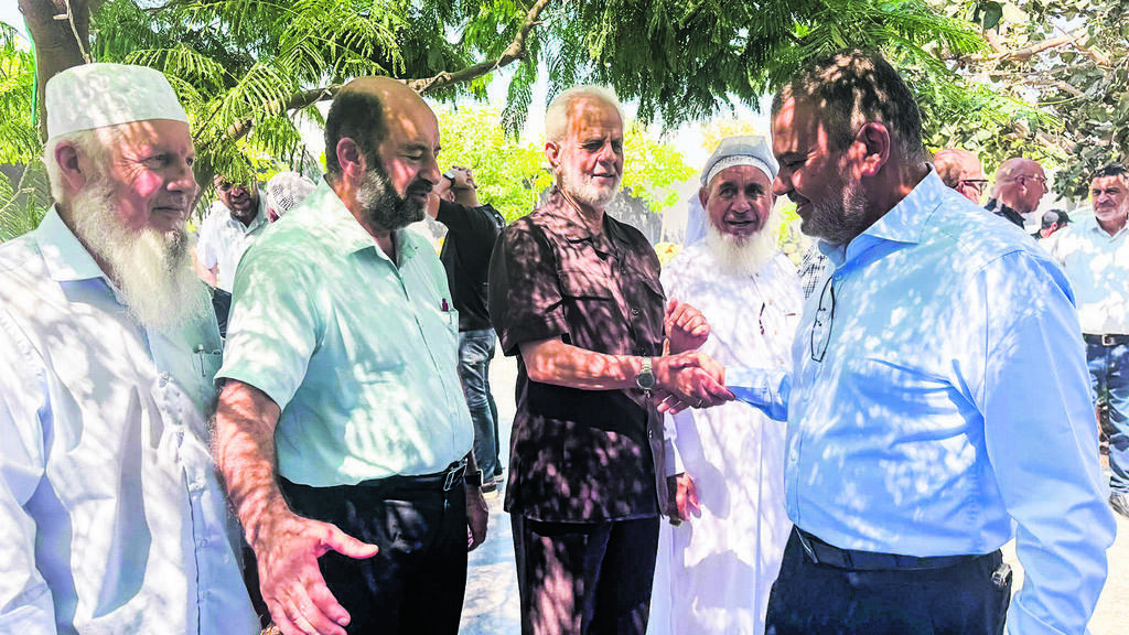 ח"כ ואליד טאהא (מימין) לוחץ יד לאיברהים צרצור ח"כ ואליד טאהא (מימין) לוחץ יד לאיברהים צרצור