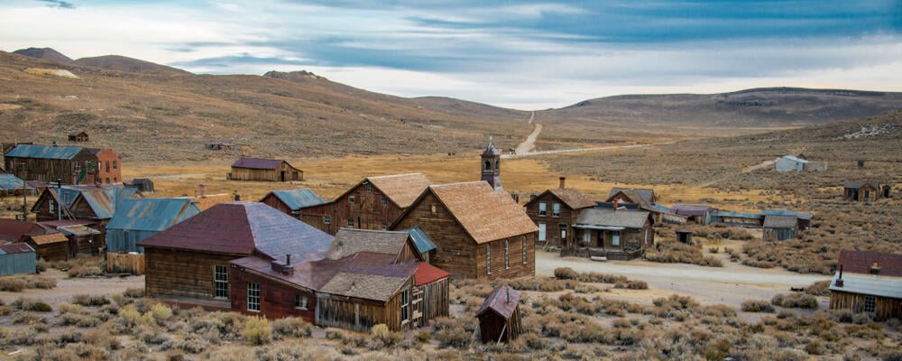 Like a movie set (Photo: John P Kallestad / shutterstock) פארק המדינה ההיסטורי בודי שבקליפורניה, כשברקע מבני עיירת הרפאים ובחזית הכנסייה