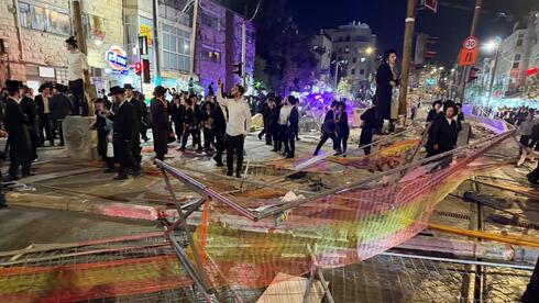עימותים קשים וחסימות כבישים בהפגנות חרדים נגד הגיוס בבני ברק ובירושלים