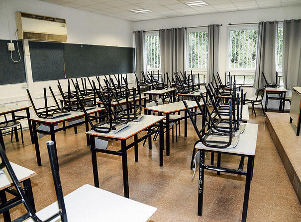 מדכאים את היצירתיות של התלמידים. כיתה בבית ספר (יריב כץ) מדכאים את היצירתיות של התלמידים. כיתה בבית ספר