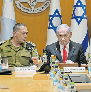 נתניהו וזמיר. צינורות ששימשו את לשכת ראש הממשלה להעברת מסרים נגד מצרים, בשירות קטאר, מדברים עכשיו על מלחמה בשטחים | צילום: מעיין טואף, לע"מ