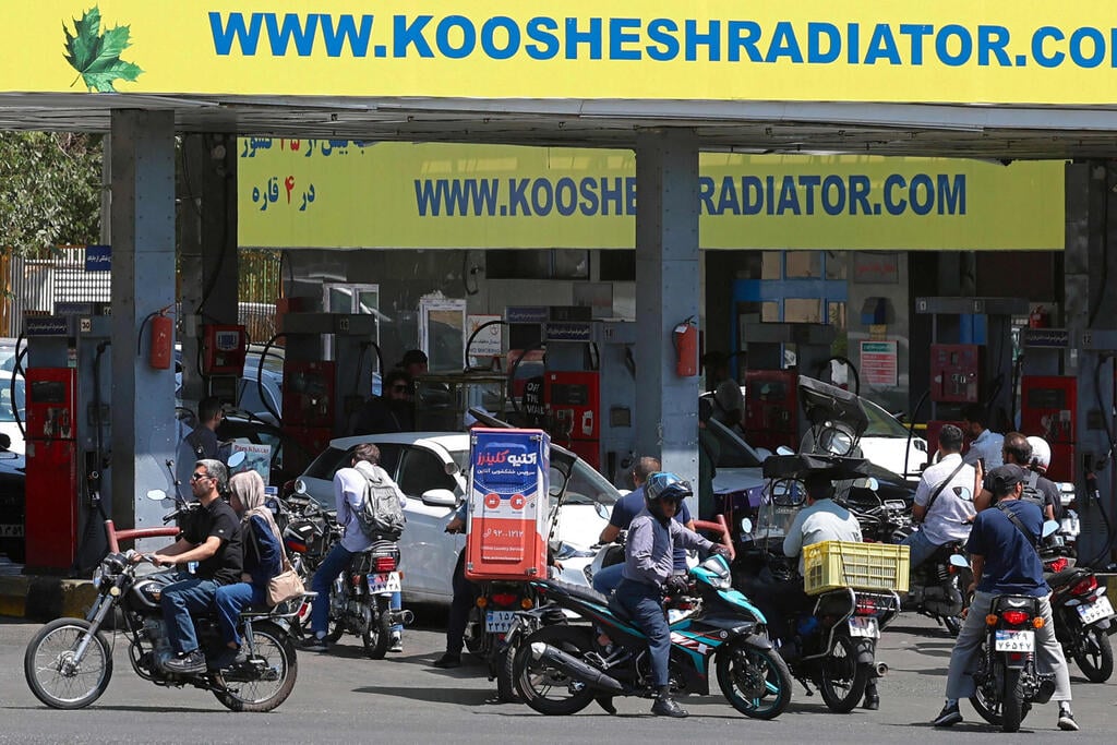Lines at a gas station in Tehran (Photo: AFP) תורים לתחנת דלק בטהרן