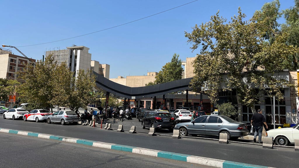 תורים לתחנת דלק בטהרן. לפי הערכות שהוצגו, כ-80% מהציבור האיראני מתנגד למשטר (צילום: AFP) תורים לתחנת דלק בטהרן