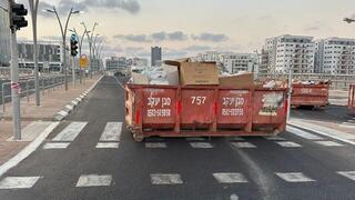 רגע לפני השבת: מכולות הונחו בכניסה לשכונה המעורבת בבני ברק