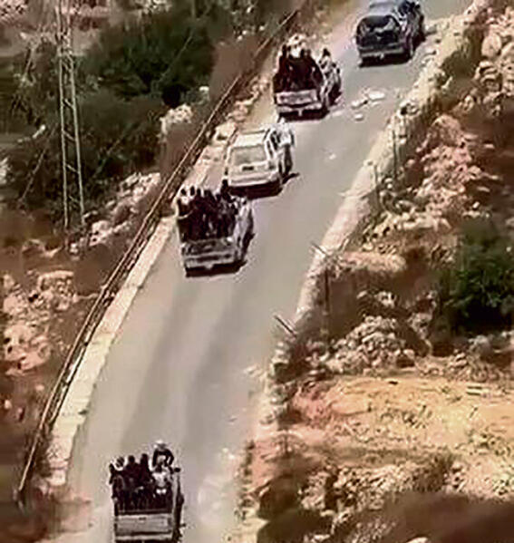 3. הפורעים עוזבים בטנדרים לכיוון הכפר ג'אלוד, עם הגעת כוחות צה"ל ומג"ב 3. הפורעים עוזבים בטנדרים לכיוון הכפר ג'אלוד, עם הגעת כוחות צה"ל ומג"ב