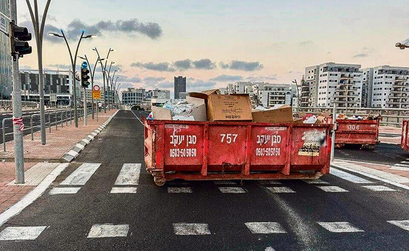 המכולות בכניסה ל"שכונת הסופרים" המכולות בכניסה ל"שכונת הסופרים"