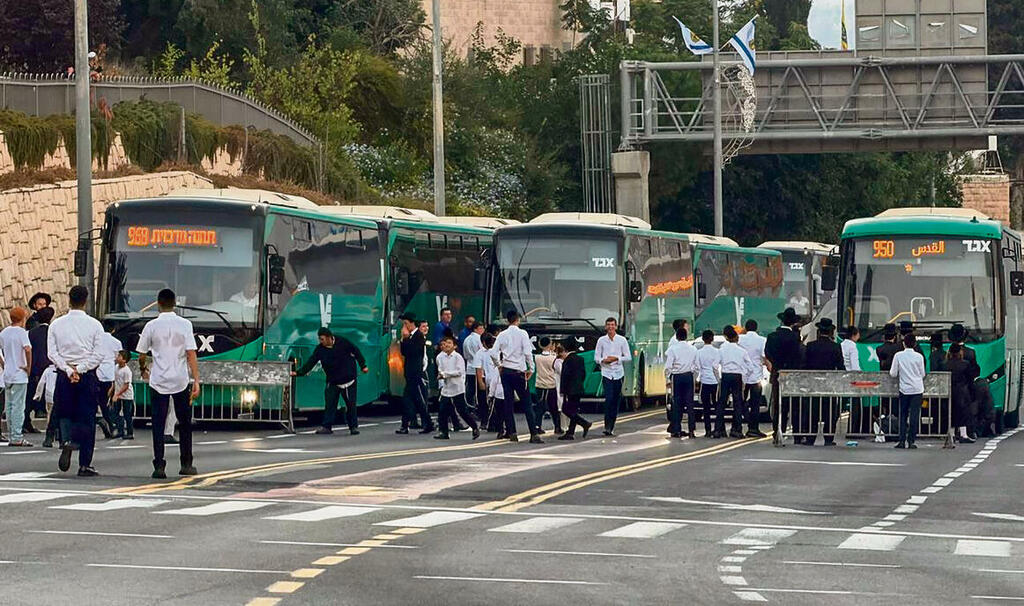זירת קרב. החסימות בכניסה לירושלים (צילום: לירן תמרי) זירת קרב. החסימות בכניסה לירושלים