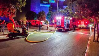 רכב נשרף בחניון בבניין מגורים בראשון לציון, צוותי כבאות והצלה במקום