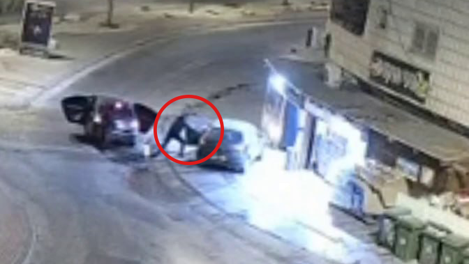 תיעוד דרמטי מרהט: צעיר נכנס לרכב, רעולי פנים פותחים את דלתו – ויורים מטווח קצר