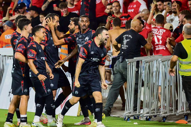 הפעם הם חגגו בתוספת הזמן. שחקני באר־שבע (מוטי קמחי) הפעם הם חגגו בתוספת הזמן. שחקני באר־שבע