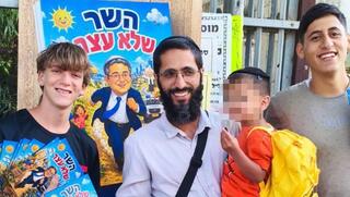 פעילי בן גביר חילקו בבתי ספר ברחבי הארץ את הספר שמהלל את כהונתו