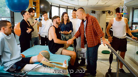 שעטנז חינני של סאטירה ובדיחות אבא. "החיים"