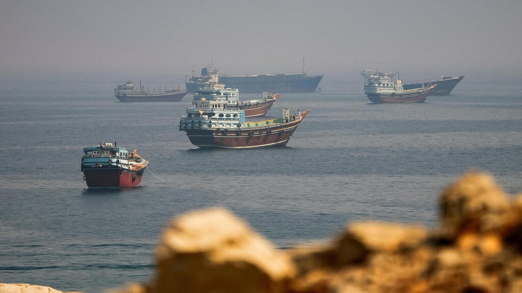 כלי שיט בהורמוז, סוף אוגוסט (צילום: REUTERS/Stringer) כלי שיט ספינות ספינה מצר הורמוז סוף אוגוסט