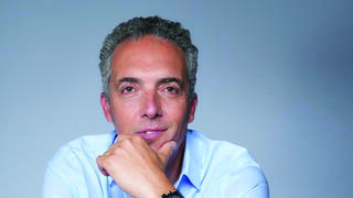 כשהכירורגיה הפלסטית פוגשת את מדע העור: פרופ’ יואב גרונוביץ לוקח את הדיוק הרפואי אל מדף הקוסמטיקה