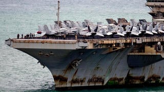 2 בספטמבר נושאת המטוסים USS אברהם לינקולן מגיעה לנמל לאם צ'באנג תאילנד אחרי משימה של 268 יום בלב ים כחלק מהמלחמה מול איראן