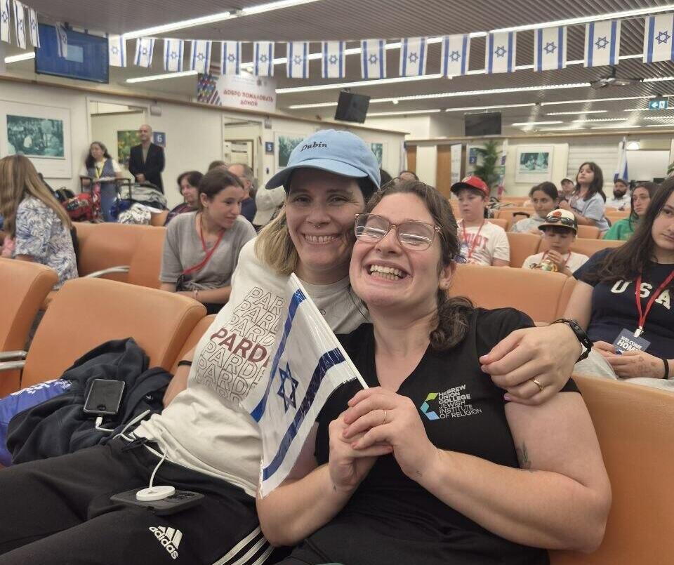 שירה דובין ובקה סטנפורד. "רוצות לגדל ילדים בקהילה שבה הם יכולים להיות מאושרים ויהודים" (צילום: ליאור בן ארי) שירה דובין ובקה סטנפורד בנתב"ג