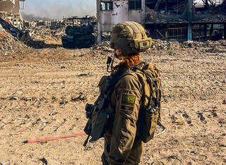קליינר במדים. "נציגי המגזר בו גדלתי מפנים לי ולחברות שלי עורף"