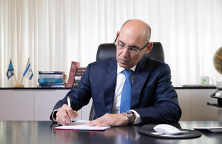 מודאג מאפשרות של כלכלת בחירות. הנגיד פרופ' אמיר ירון | צילום: אלכס קולומויסקי