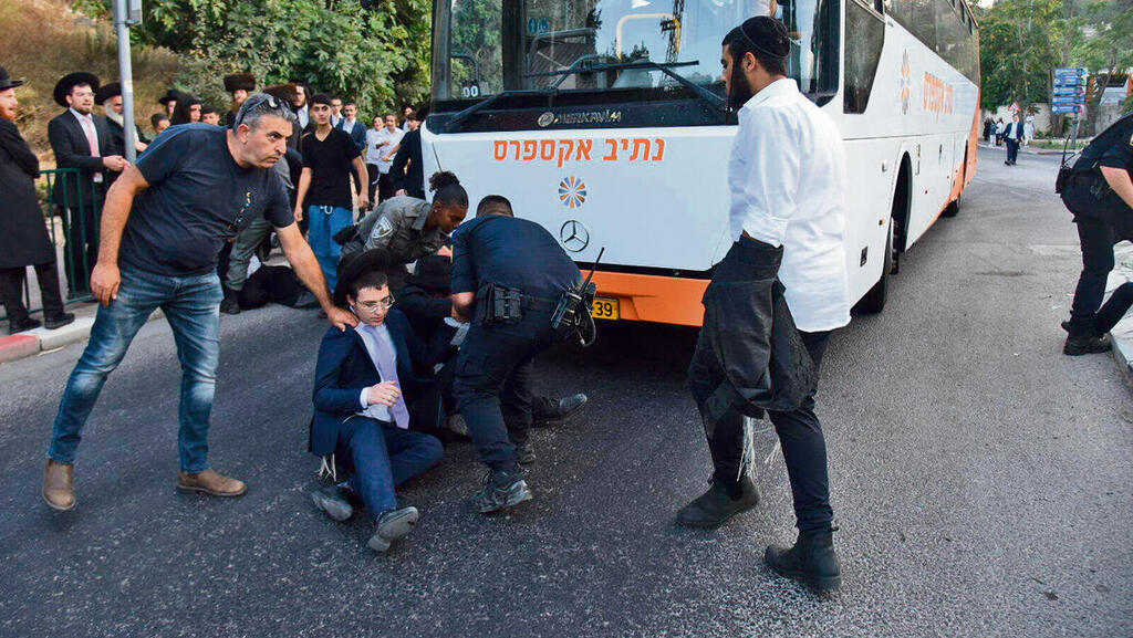 "הפלג הירושלמי הם מקור הבעיה בעיר". חרדים חוסמים אוטובוס בכיכר אגד בצפת, בשבת האחרונה (אביהו שפירא) "הפלג הירושלמי הם מקור הבעיה בעיר". חרדים חוסמים אוטובוס בכיכר אגד בצפת, בשבת האחרונה
