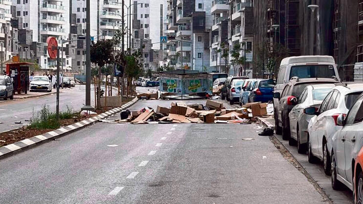 קרטונים על הכביש ליד בית הכנסת | צילום: מאיר תורג'מן קרטונים על הכביש ליד בית הכנסת | צילום: מאיר תורג'מן